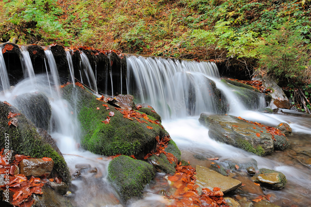 Obraz premium Mountain waterfall in autumn forest