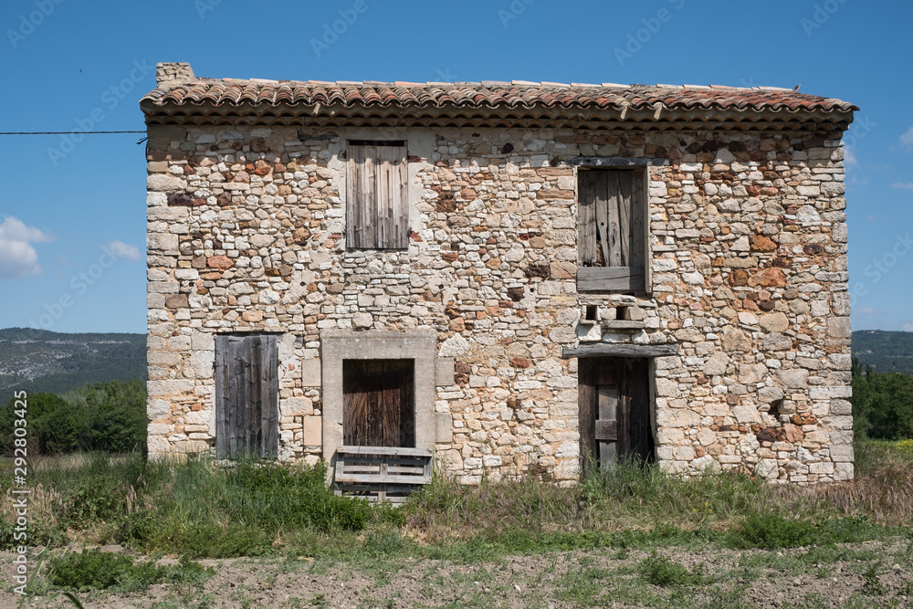 Altes unbewohntes, verfallenes Bauernhaus oder Winzerhaus in der Provence Altes unbewohntes, verfallenes Bauernhaus oder Winzerhaus in der Provence