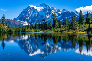 Poster Bergen Mount Shuksan weerspiegeld in Picture Lake  © Tim