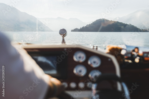 Behang Lake Como mountain view through yacht window