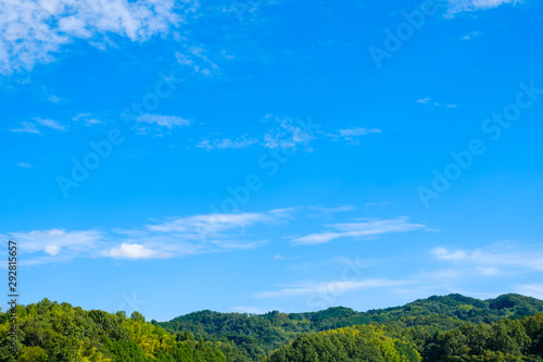 【写真素材】 青空 空 雲 秋の空 背景 背景素材 9月 コピースペース