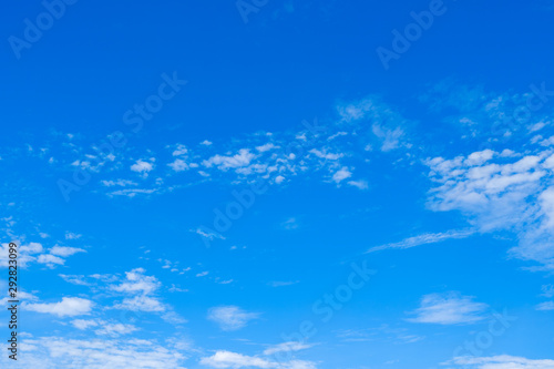 【写真素材】 青空　空　雲　秋の空　背景　背景素材　9月　コピースペース　