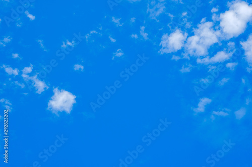 【写真素材】 青空 空 雲 秋の空 背景 背景素材 9月 コピースペース 
