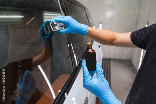 Fotografia The process of applying a nano-ceramic coating for hydrophobic effect on the car