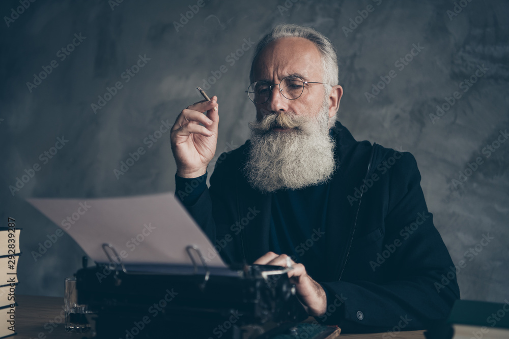 Φωτογραφία Close-up portrait of his he nice attractive focused concentrated bearded gray-ha