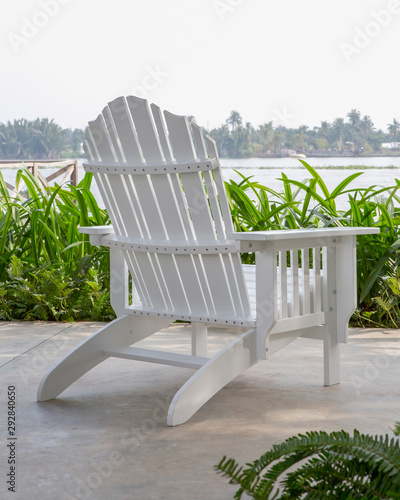 Photo The white wood beach chair in the backyard