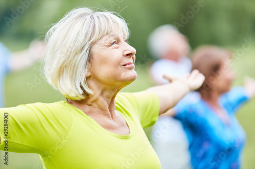 Aktive Senioren in einem Yoga Kurs