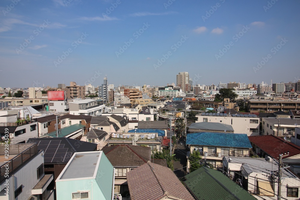 Fototapeta premium 住宅地の町並みと青空