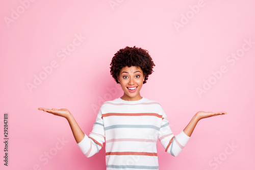 фотографія Photo of wavy charming nice attractive promoting woman darkish skinned showing y