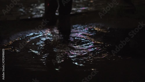Gang durch Pfütze