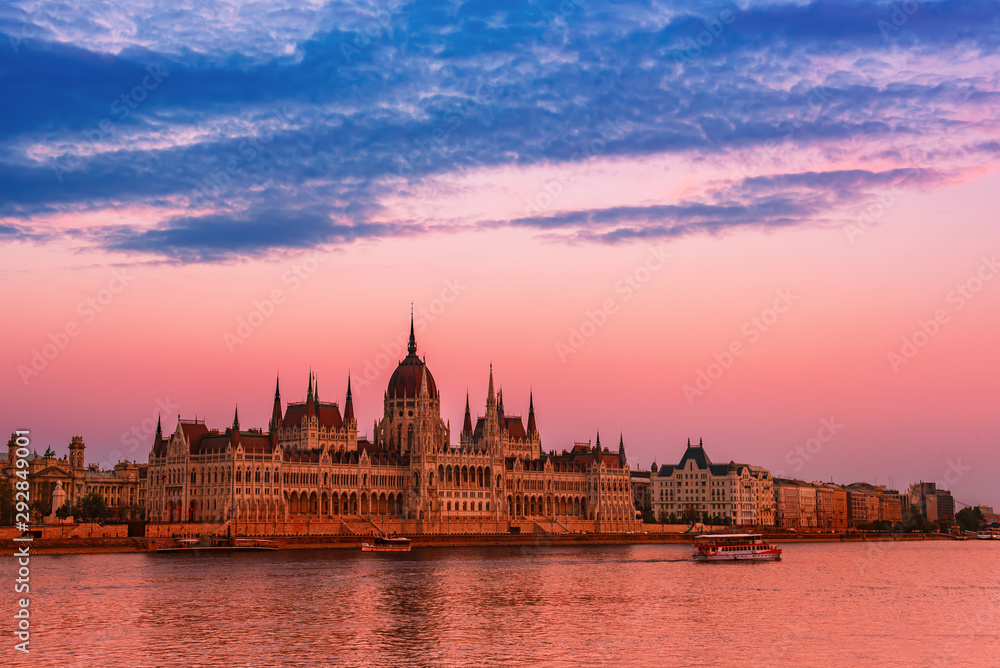 Fototapeta premium Budapest Parliament and river