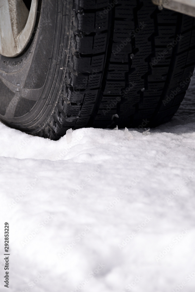 Studless winter tire. Without the tack for snowy road.