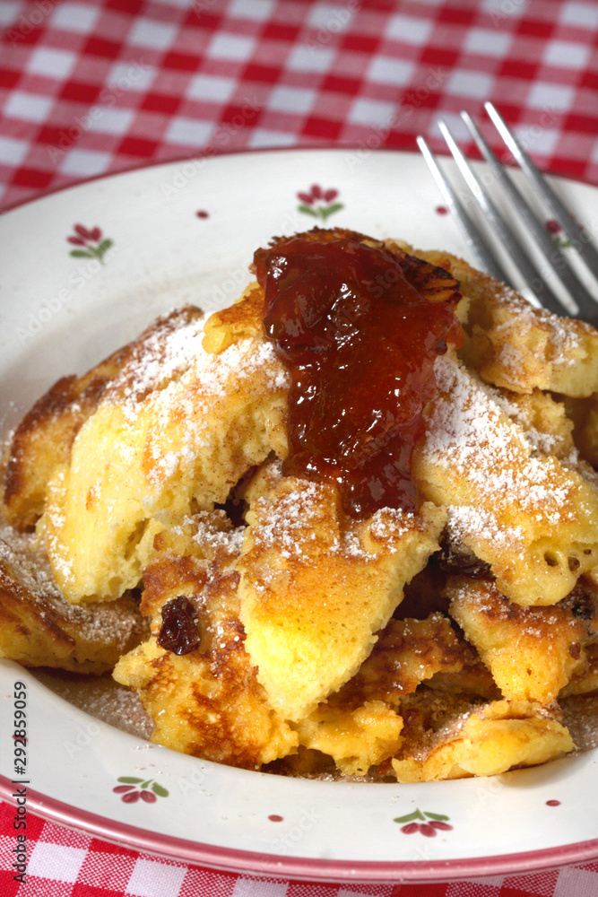 Kaiserschmarrn mit Zwetschgenmarmelade Kaiserschmarrn mit Zwetschgenmarmelade