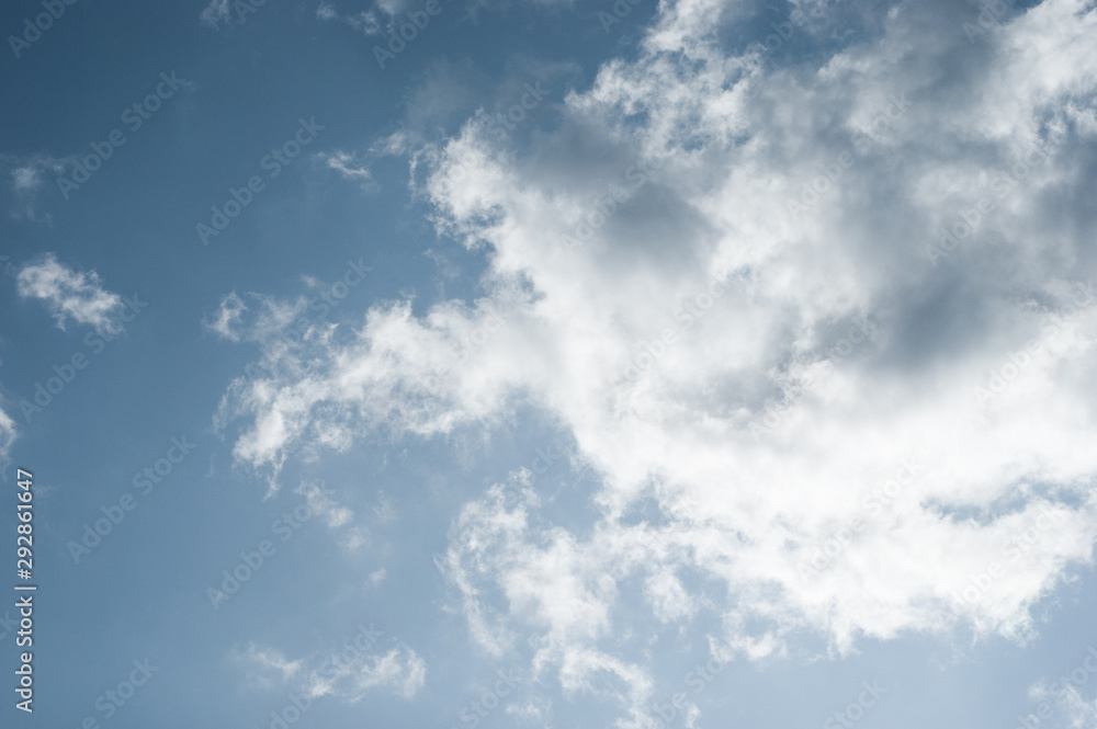 Obraz premium Blue sky with beautiful white clouds