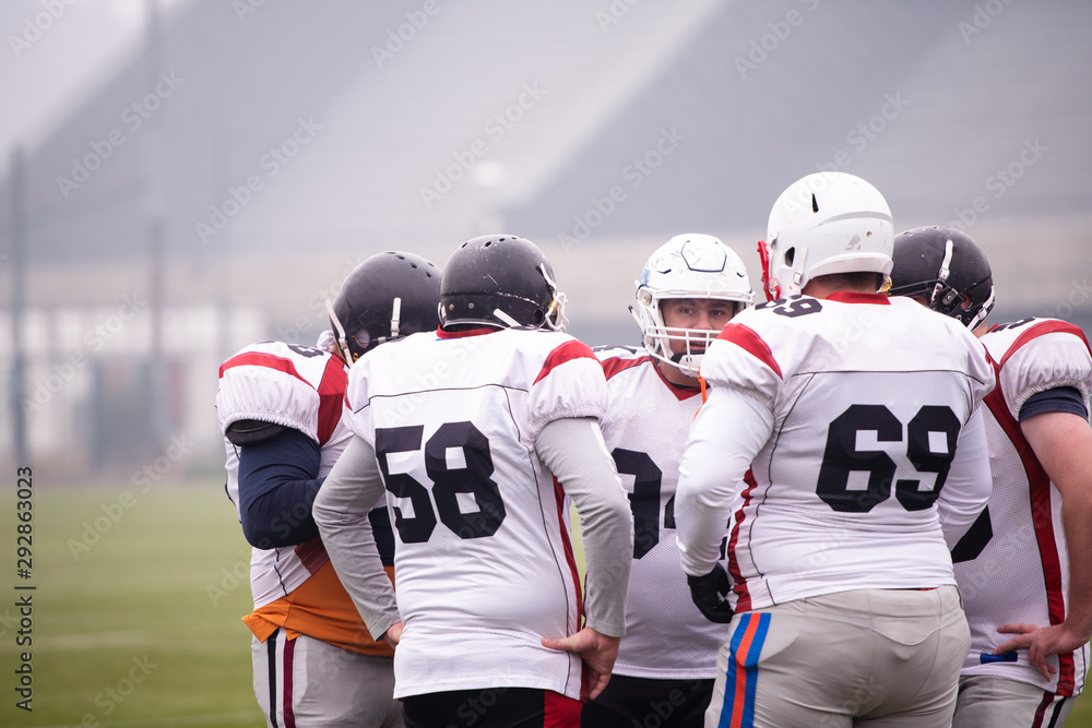 Obraz premium american football players discussing strategy