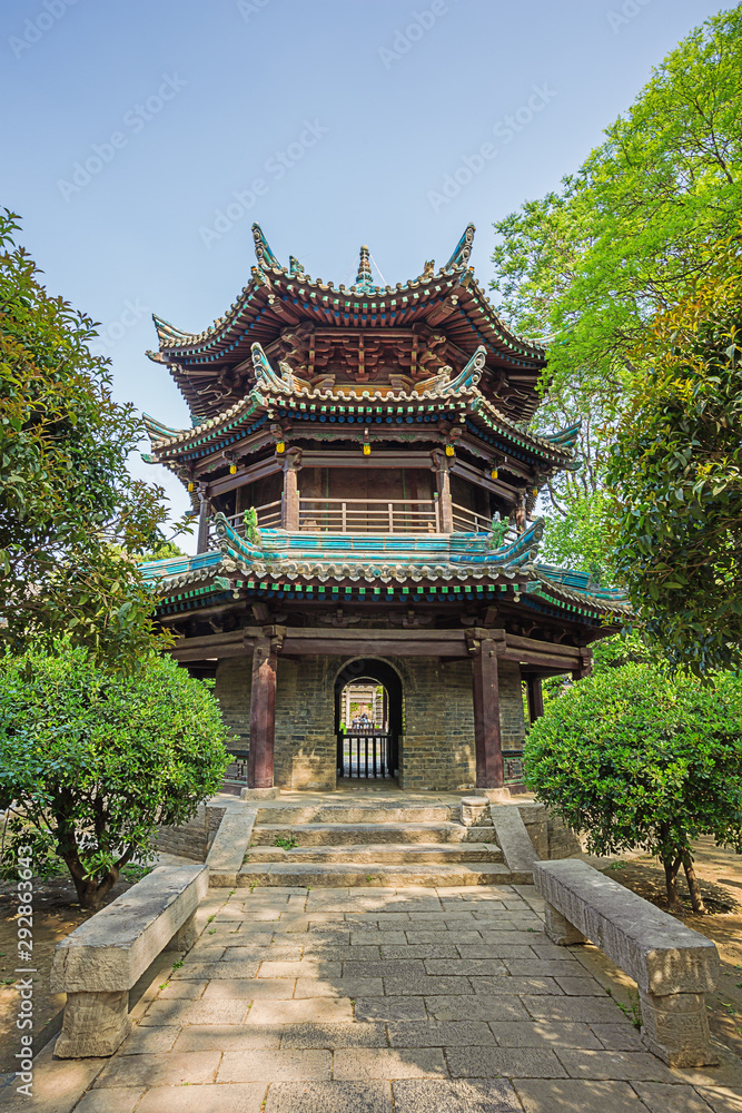 View in the third courtyard with Examining the Heart Tower in de Great Mosque in Xi'an