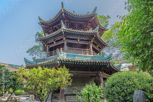 Standing under the Examining the Heart Tower in de Great Mosque in Xi'an