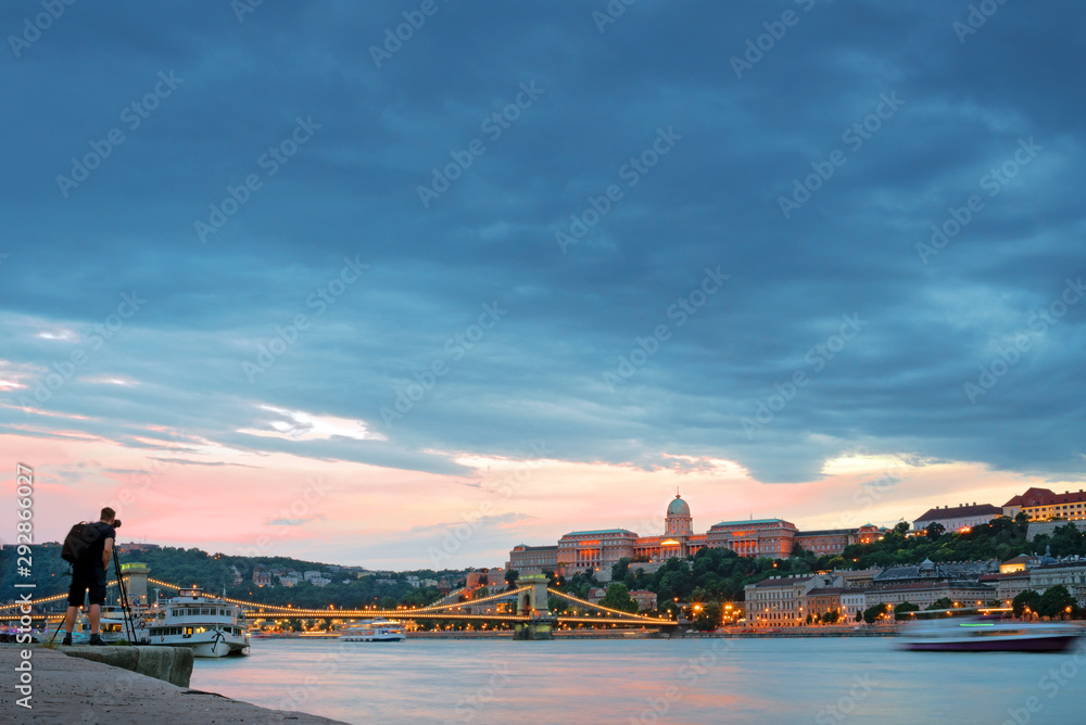 Naklejka premium Budapest riverfront night view