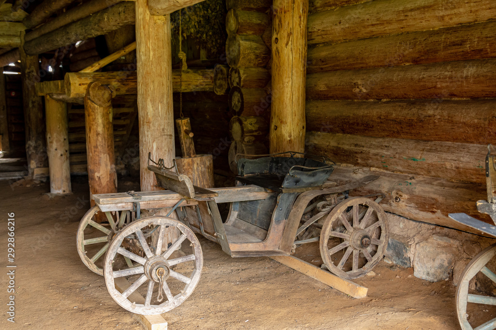 Obraz premium old cart with barrel