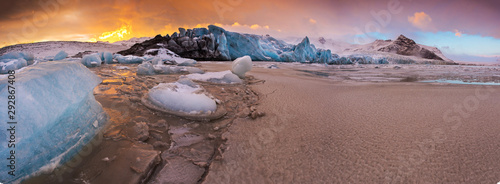 Famous Fjallsarlon glacier ...