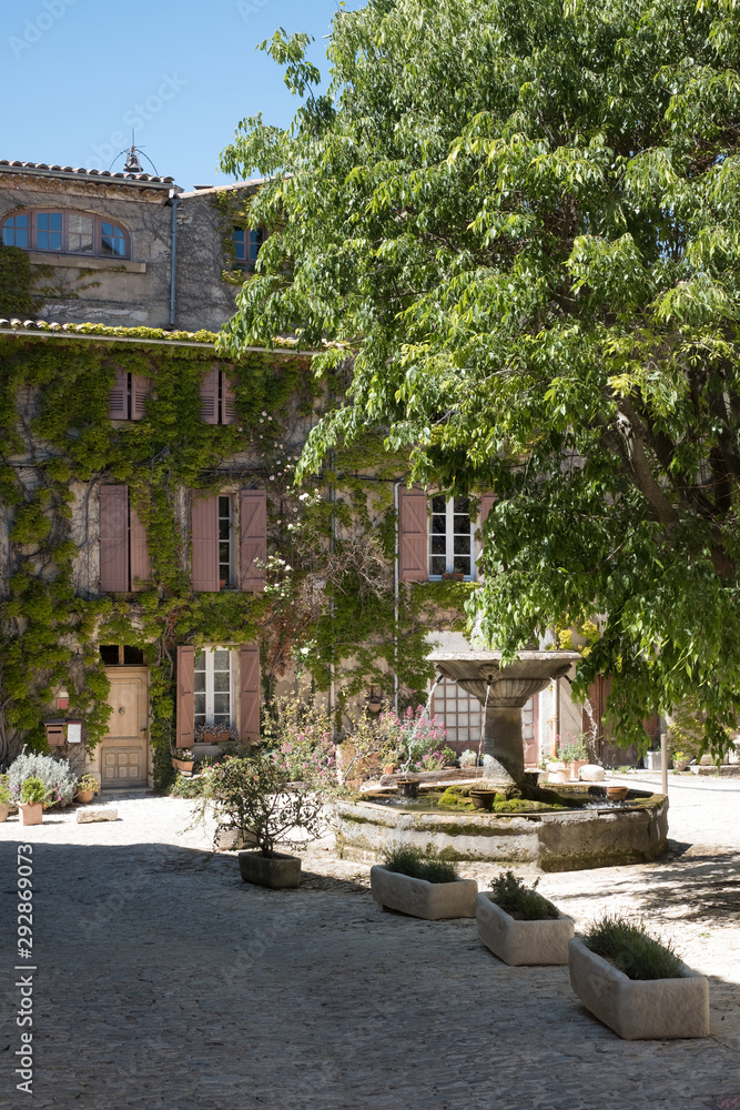 im Ortskern von Daignon, ein mittelalterliches Städtchen im Luberon in der Provence, Frankreich