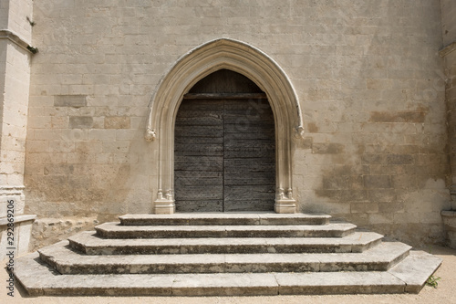 Alte verwitterte Kirchent  ren in der Provence  Frankreich