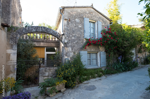 Häuser im mittelaterlichen Oppède-le-Vieux in der Provence, Frankreich