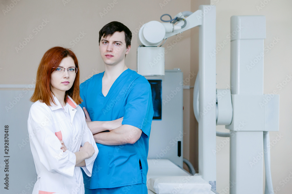 Obraz premium Male doctor and a nurse radiologists.