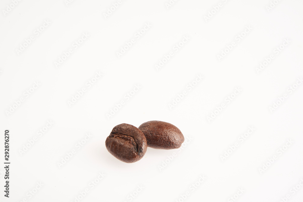 Obraz premium coffee beans on white background