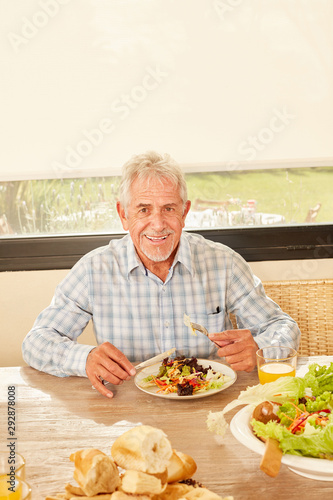 Senior als Vegetarier beim gesunden Mittagessen