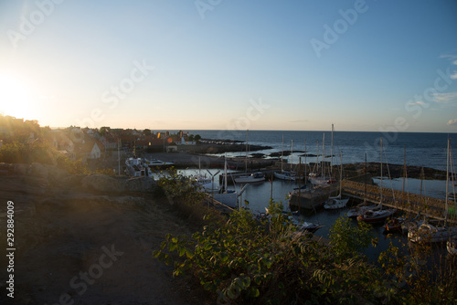  Hafen von Gudhjem im Abendlicht in D  nemark  Bornholm 