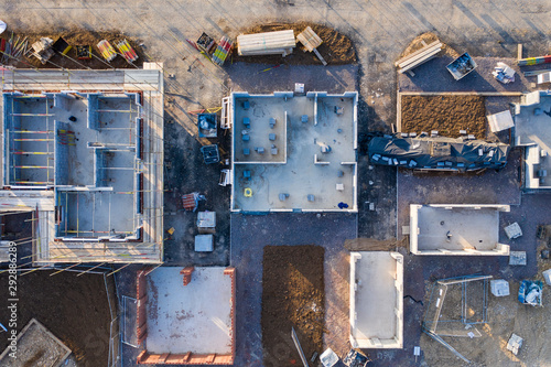Photo Aerial view over a construction site of new homes being built