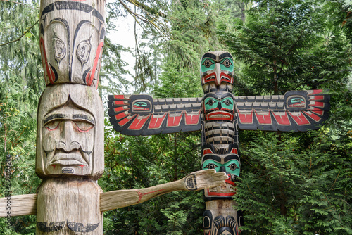 Fotografía Close up detail of traditional totem poles, located in British Columbia