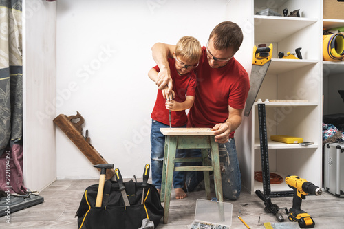Принти на полотні The father shows the little son how to tighten the screws with a screwdriver