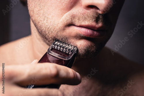 Bild auf Leinwand Close up modeling a beard and bristles with an electric shaving trimmer