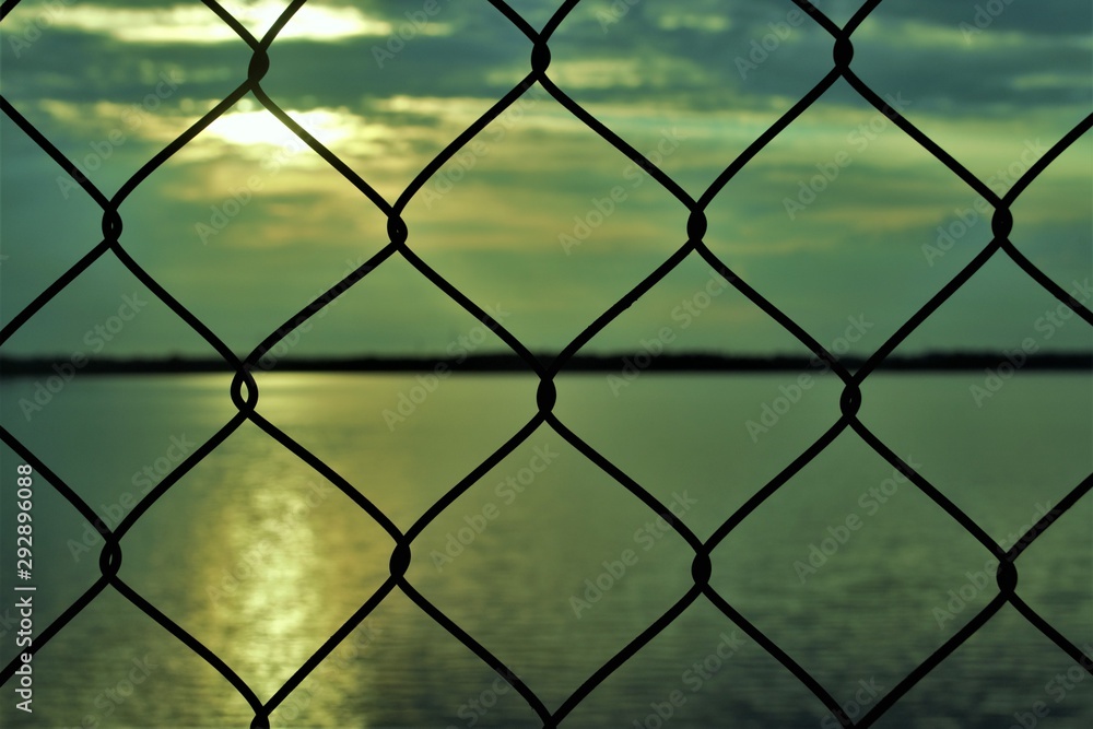 Fototapeta premium the evening sky through the bars