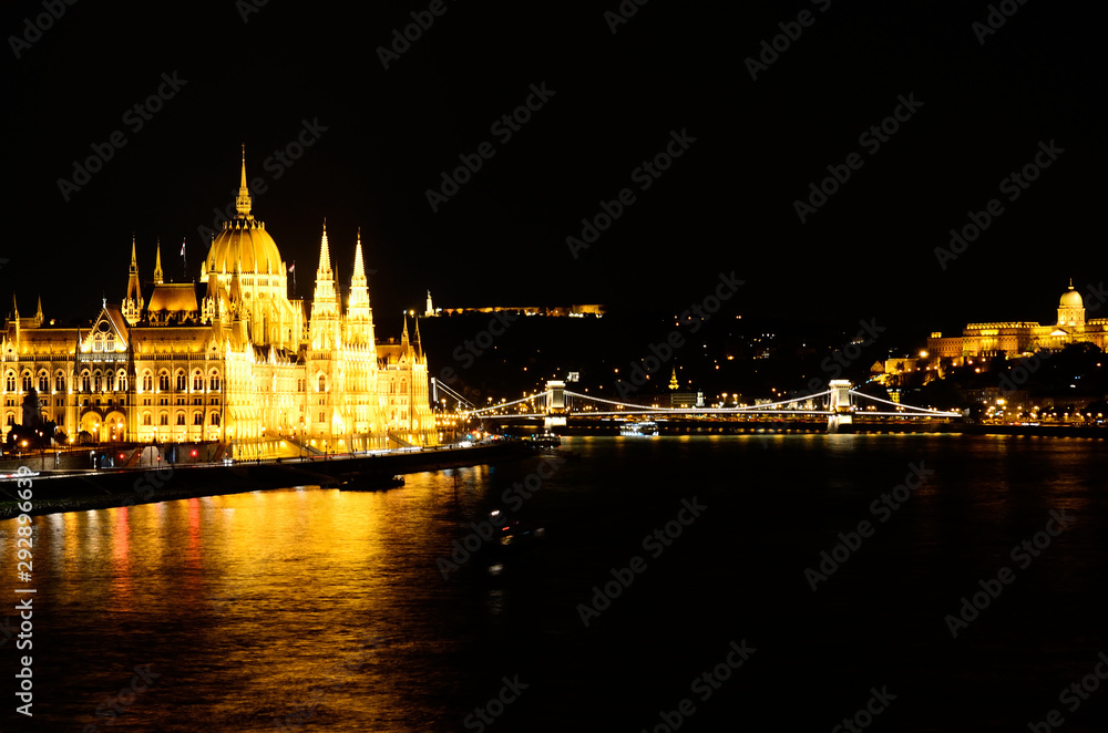 parliament in budapest at night