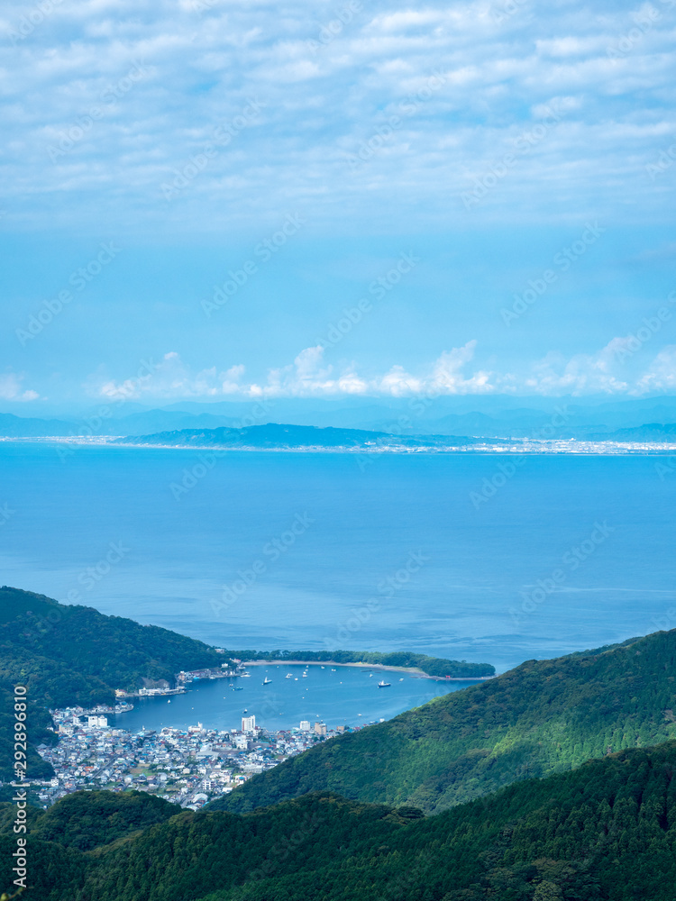 Obraz premium 西伊豆スカイラインの展望台から見た戸田の町と駿河湾の風景 9月
