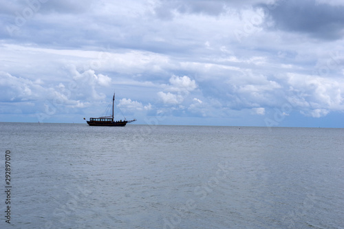 Navire au large des côtes de Courlande photo