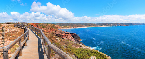 traumhaft schöner Küstenwanderweg mit Holzsteg an der Costa Vicentina, Algarve Portugal photo
