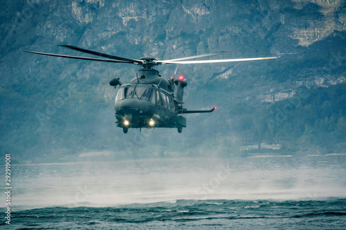Fototapeta Wojskowy helikopter w locie na ratunek