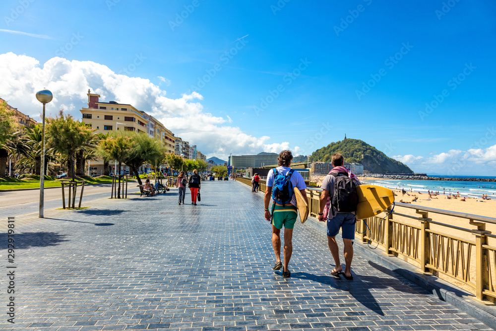 Obraz premium San Sebastián, Hiszpania - spacer na plażę Concha