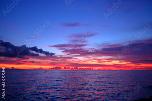 茜色の夕日と海（水平線）