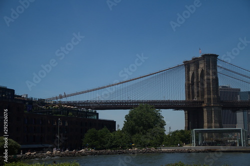 panorama du sud de Manhattan avec vue sur le pont de Brooklyn et la tour One World Trade Center