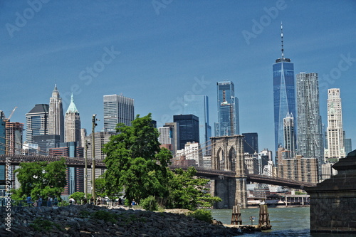 panorama du sud de Manhattan avec vue sur le pont de Brooklyn et la tour One World Trade Center