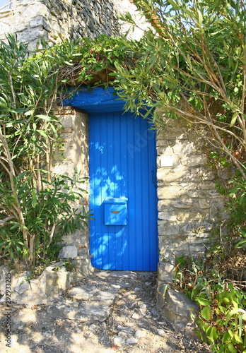 une porte bleue en bois dans un village provençal en France