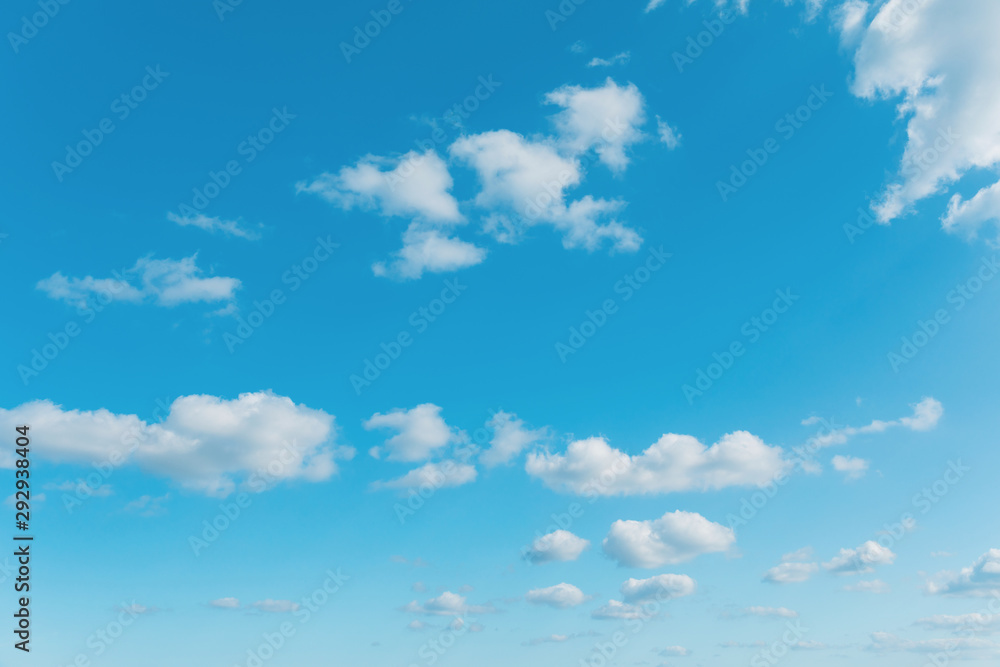 Obraz premium Blue sky background with cumulus clouds