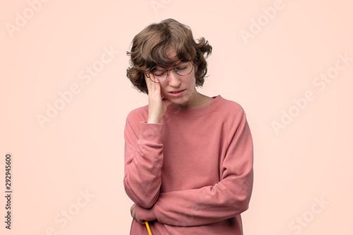 Obraz na plátně Woman ijn funny glasses looking down and cthinking about her life problems