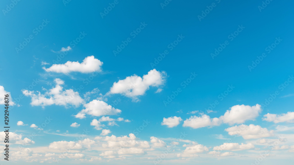 Naklejka premium Blue sky background with cumulus clouds