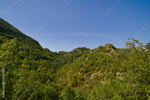 Vista dal sentiero 208 dal villaggio di Baciardi all'eremo di Morimondo © Luciano Pierantoni